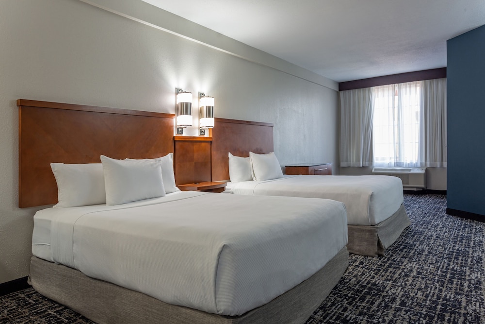 Standard Room, 2 Queen Beds - Photo 2