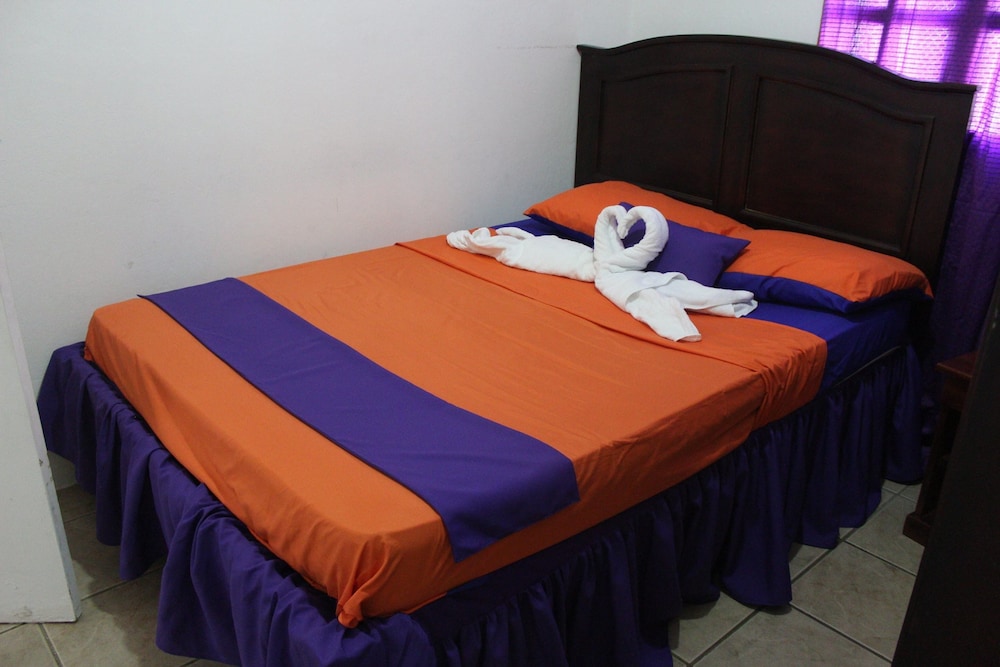 Comfort Room, 1 Queen Bed, Non Smoking, Courtyard View