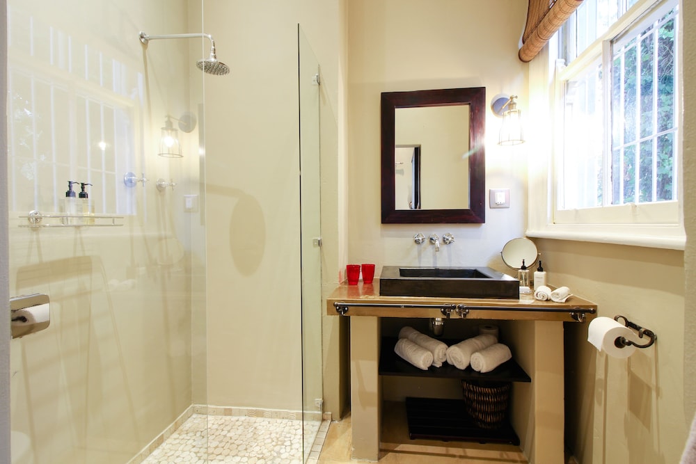 Cheetah Queen Size Room photo 2