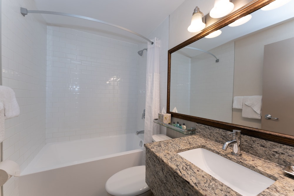 Room, 1 Queen Bed, Patio - Photo 3