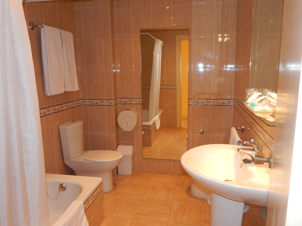 Standard Twin Room, 2 Twin Beds photo 3