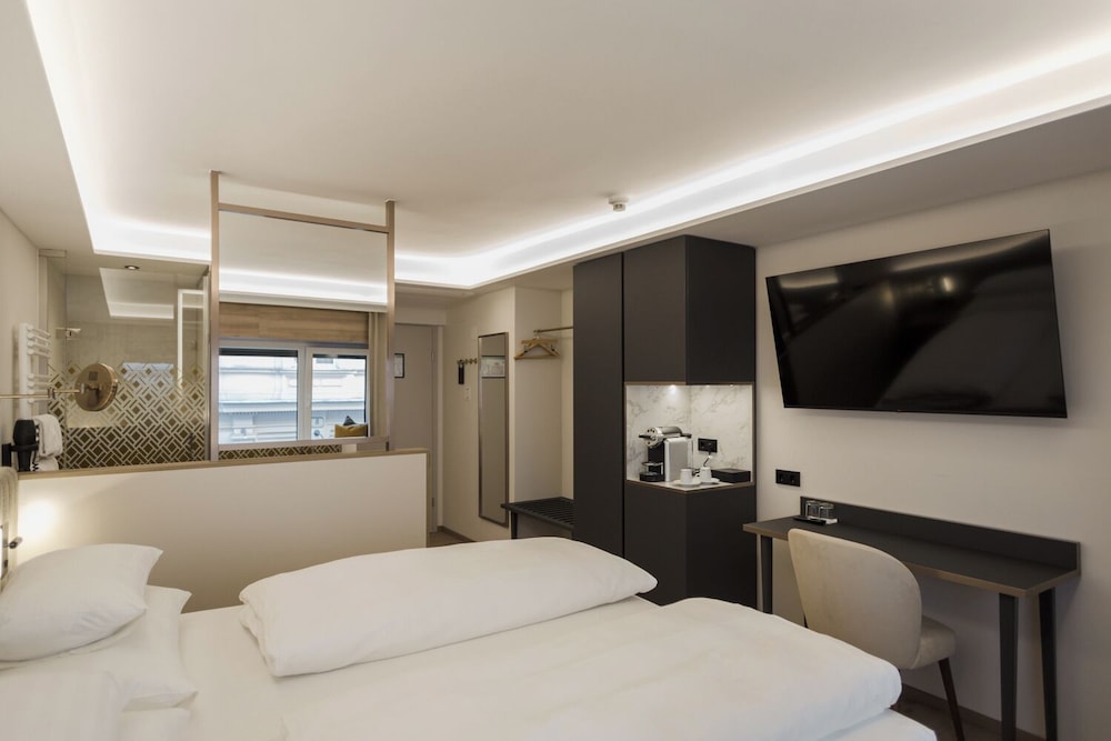 Deluxe Room - Photo 5