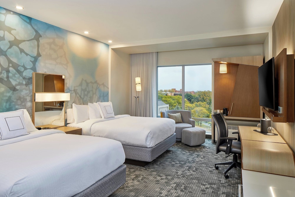 Room, 2 Queen Beds (Mobility Accessible, Roll-In Shower) - Photo 2