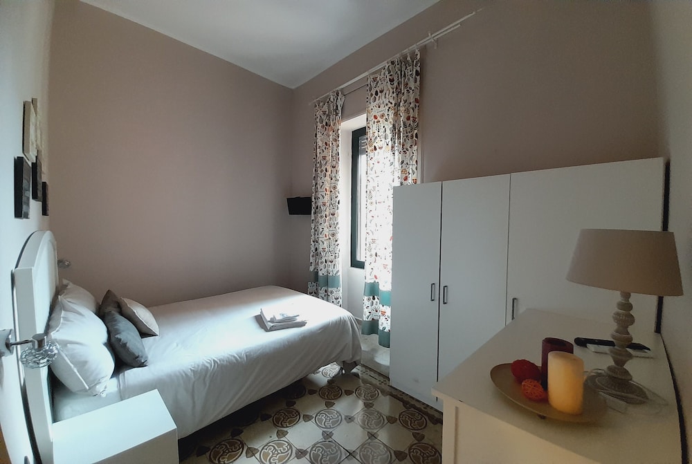 Economy Single Room, 1 Large Twin Bed, Private Bathroom