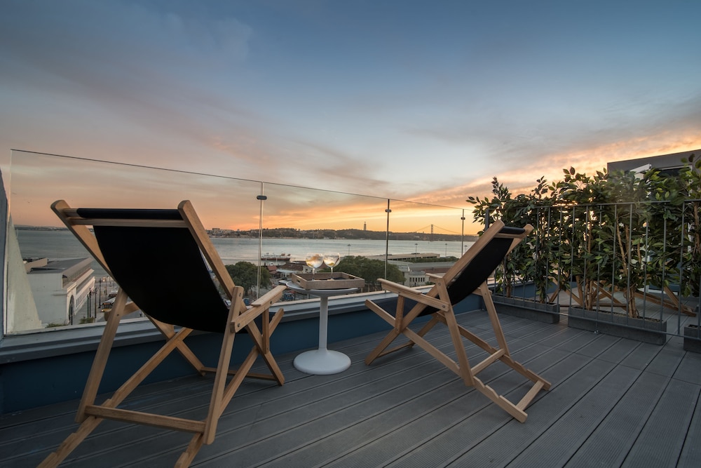 Suite, River View - Photo 5