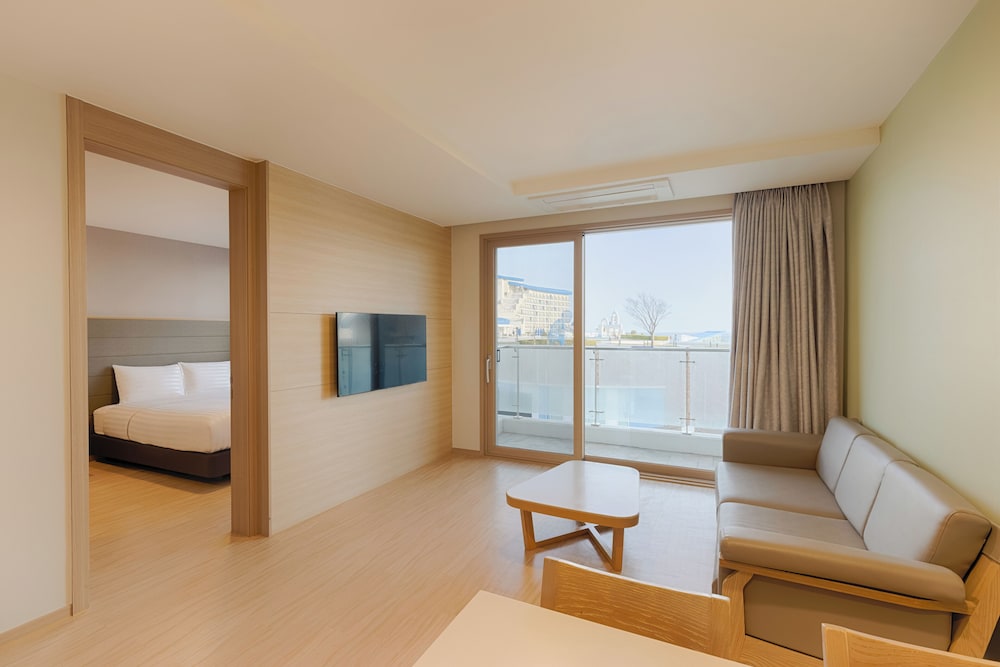 [Resort] Suite (Kitchen/Partial Ocean View/Bed)