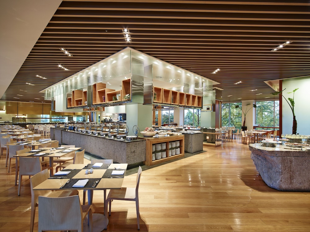 [Breakfast for 1 PKG] Superior King Room, City View - 'Blue Sapphire' Buffet Breakfast for 1