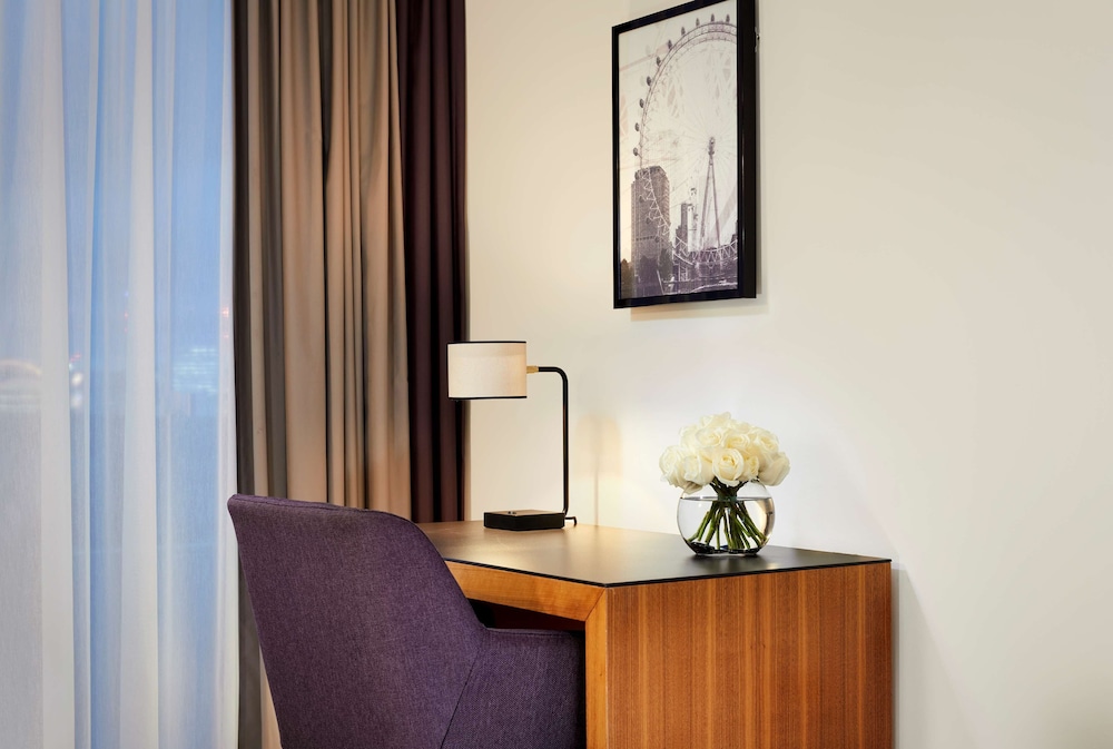 Junior Suite, 1 Double Bed (London Eye View) photo 3
