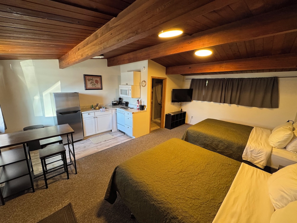 Premium Cabin, 2 Queen Beds photo 2