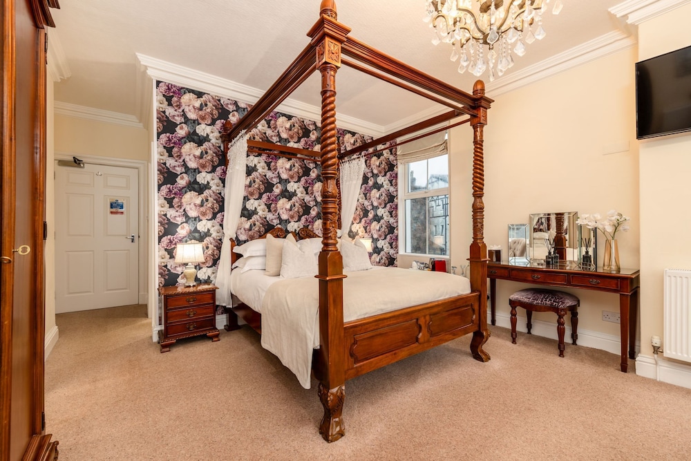 Four Poster With Spa Bath & Garden Views photo 1