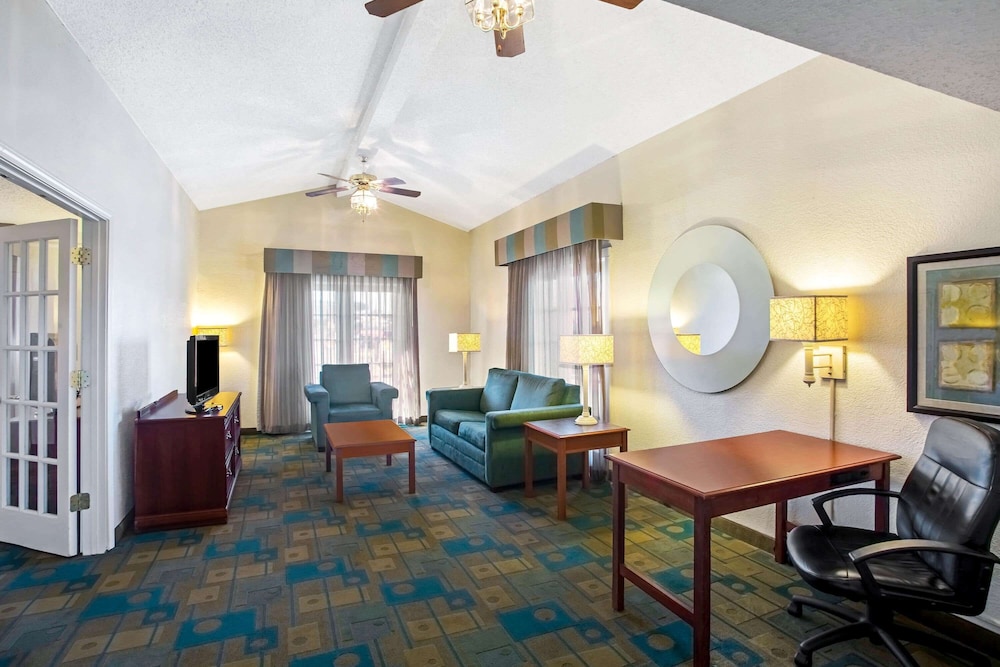 Suite (1 King Bed) - Photo 5