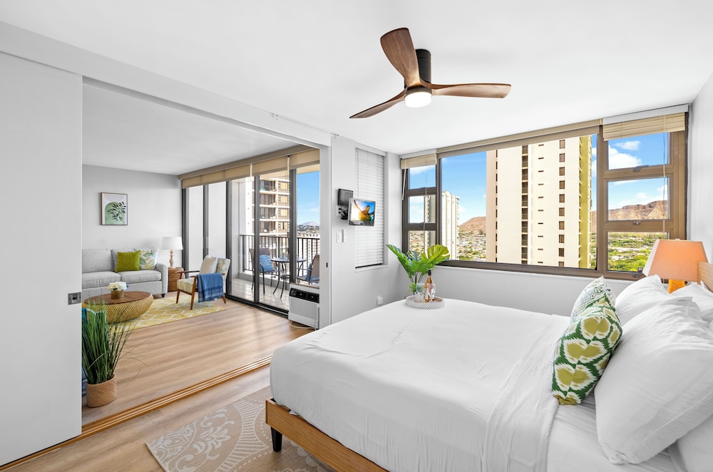 Diamond Head and Ocean views with King Bed and Parking: Condo, 1 Bedroom, Ocean View (0095) photo