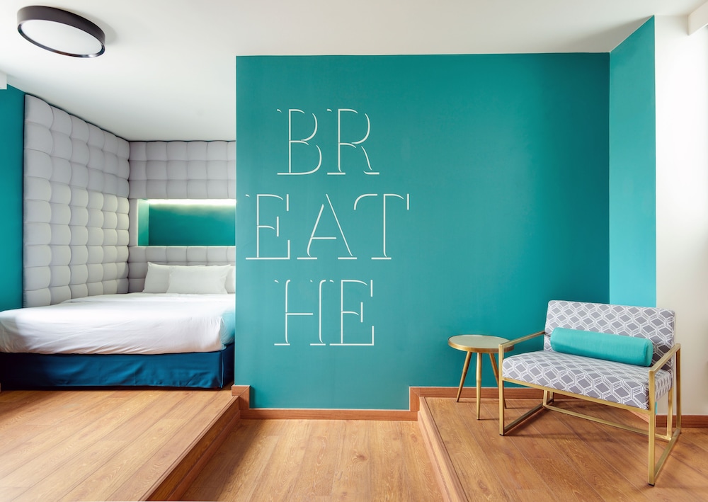 Deluxe Room, 1 Queen Bed photo 3