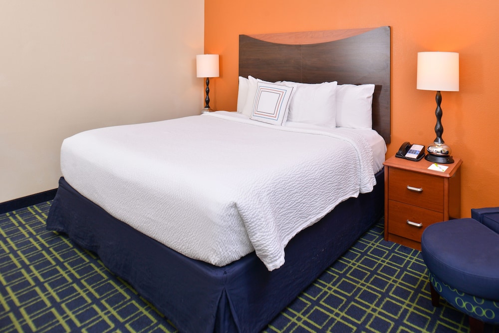Room, 1 King Bed (Mobility/Hearing Access, Roll-In Shwr) photo 3