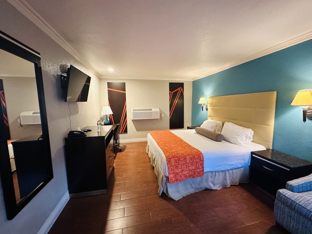 Signature Room, 1 King Bed photo 3
