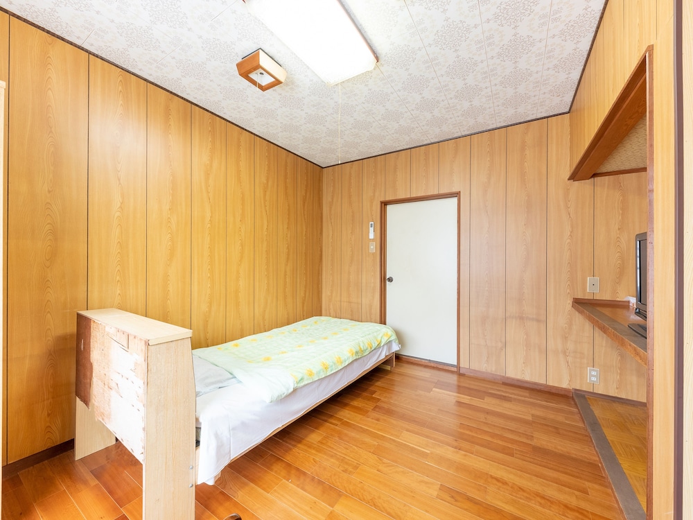 Western Room With Shared Washroom - Single, Non Smoking