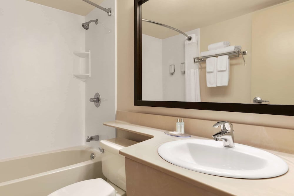 Suite, 2 Queen Bed, 2 Bedroom, 1 Pull Out, Non Smoking (First Floor Drive Up) - Photo 2