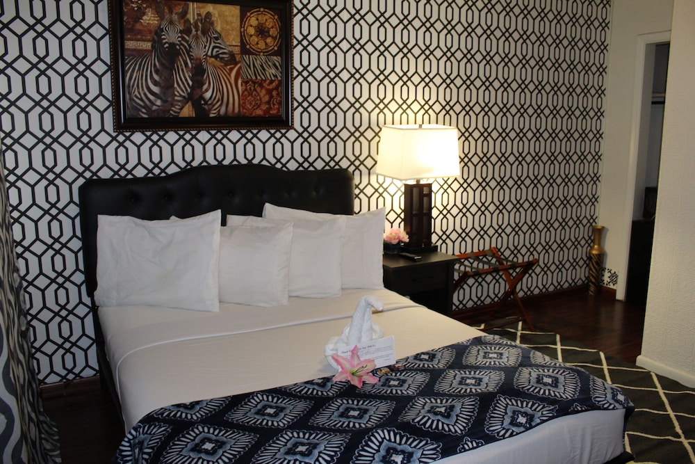 Basic Single Room, 1 Queen Bed photo 1