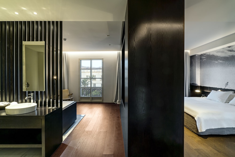 Suite, Bathtub with Square view - Photo 2