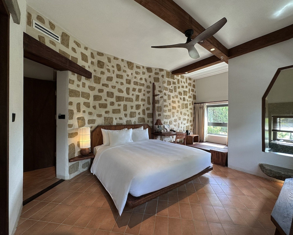 Elite Double Room, 1 King Bed, Bathtub, Garden View photo 1