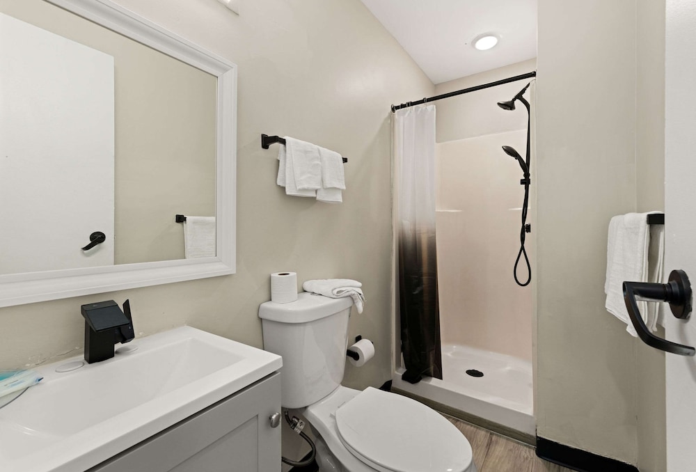 Standard Room, 1 King Bed, Non Smoking - Photo 7
