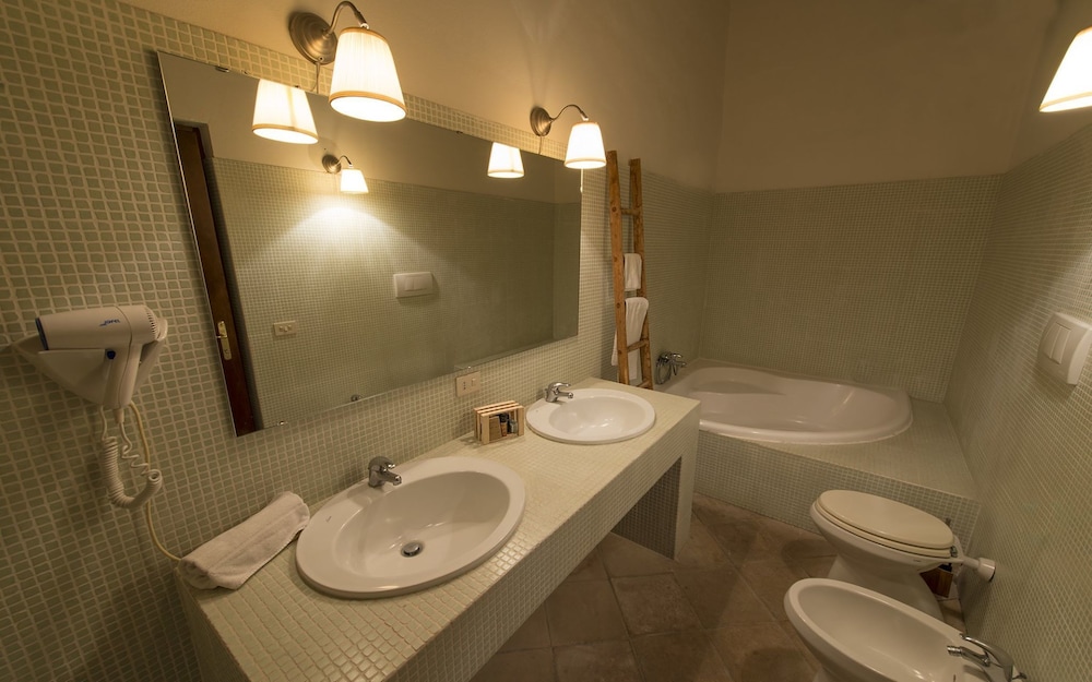 Superior Suite - Photo 8