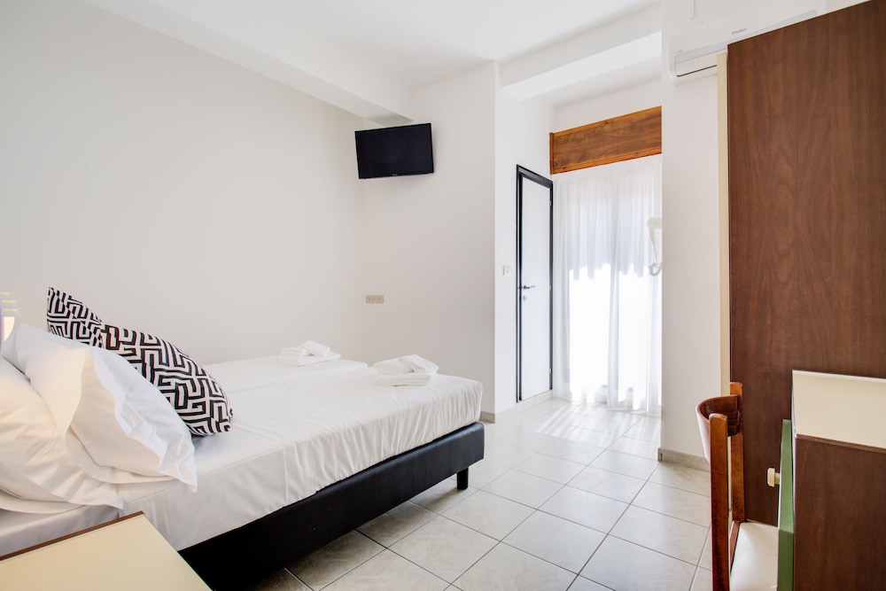 Double or Twin Room - Photo 5