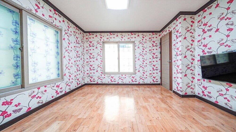 Room (outbuilding) photo 1