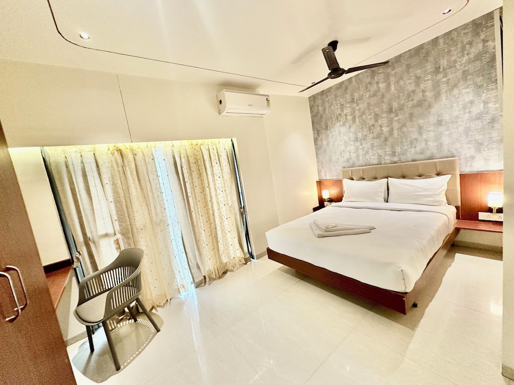 Family Studio Suite, City View