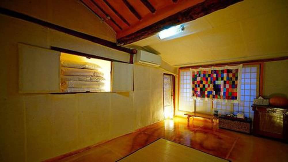 Room (2) photo 2