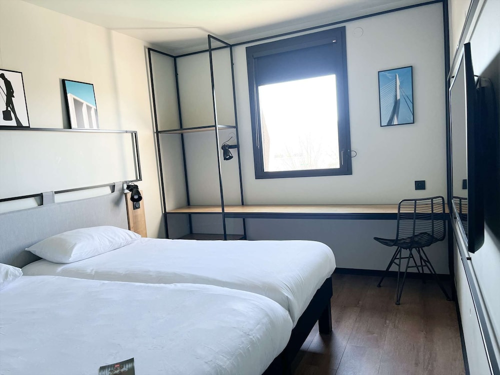 Standard Room, 2 Twin Beds - Photo 1