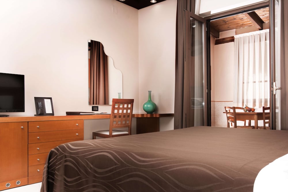 Standard Studio, 1 Queen Bed, Kitchenette, Pool View photo 1
