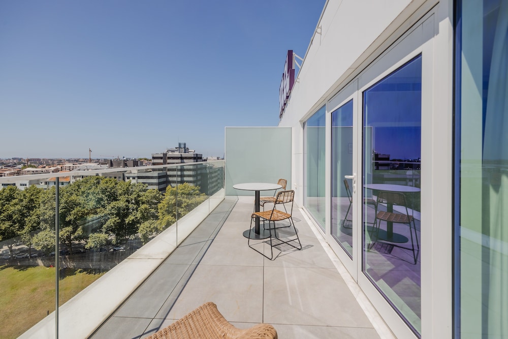First Class Suite With Balcony - Photo 10