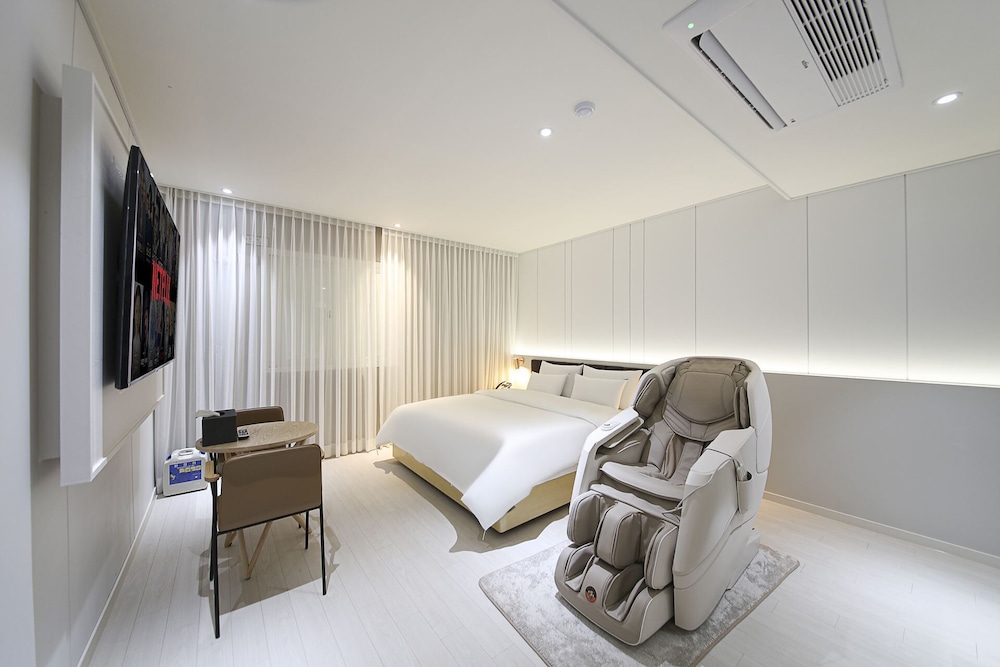 Suite, Lake View