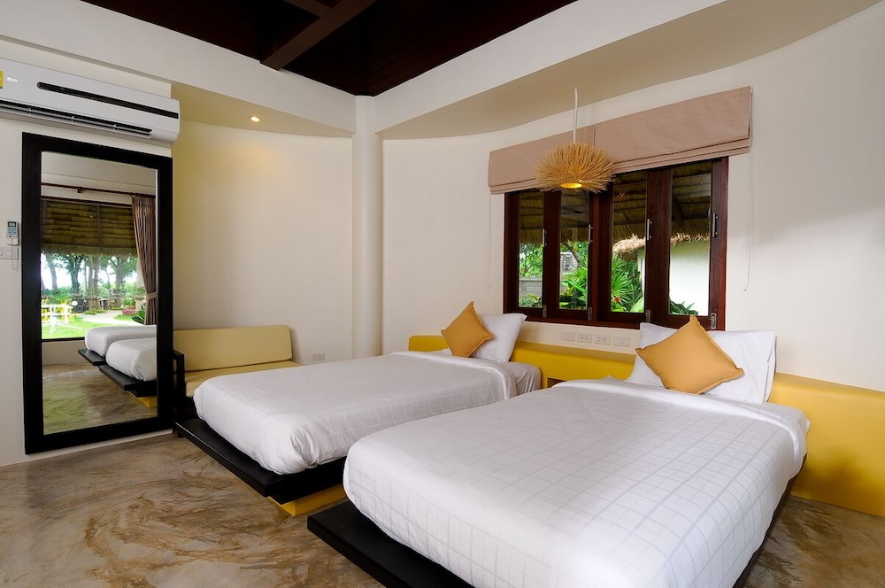 Villa (Twin) - Photo 1