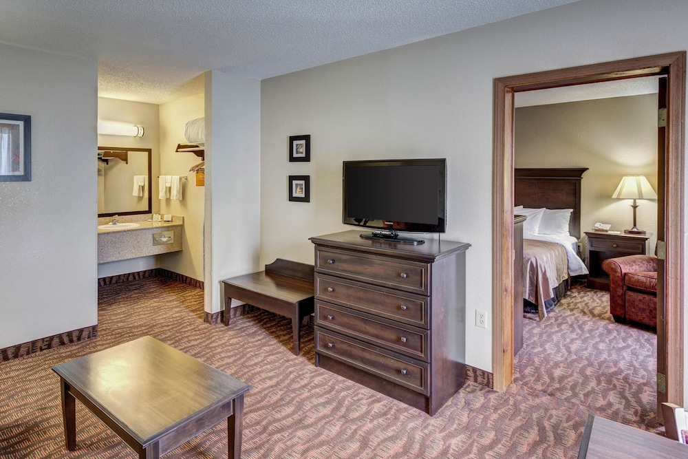 Suite, 1 King Bed - Photo 2