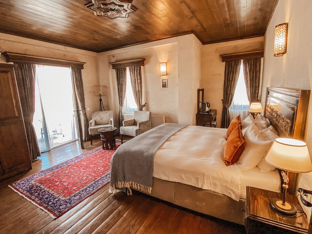 Junior Suite, 1 King Bed, Non Smoking, City View
