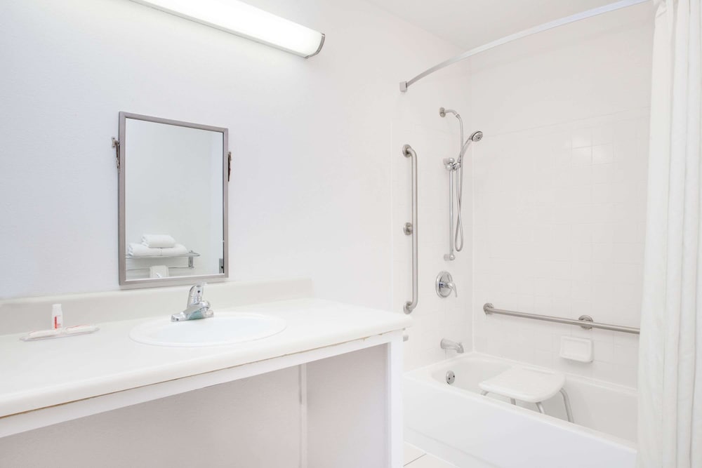 Room, 1 King Bed, Accessible, Non Smoking (Mobility/Tub w/Grab Bars) - Photo 4