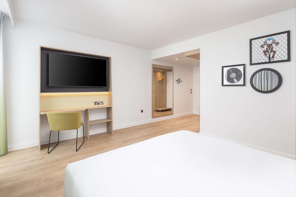 Room, 1 King Bed, Accessible photo 3