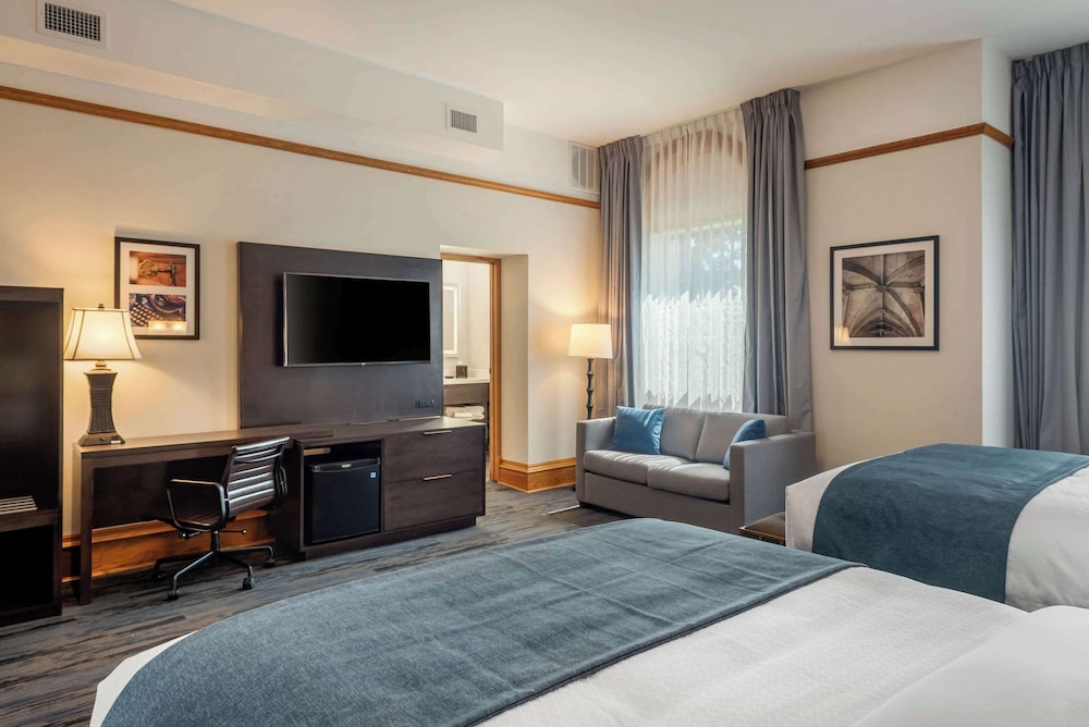 Standard Room, 2 Queen Beds, Non Smoking, Lower Levels photo 3