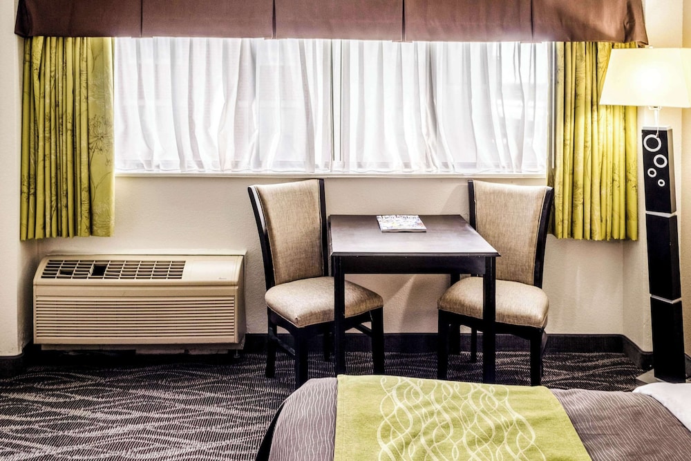 Standard Room, Multiple Beds, Non Smoking photo 3