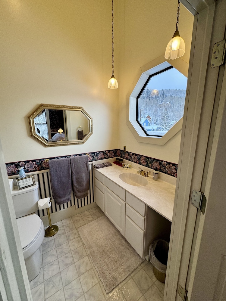 Queen Bed, Private Bathroom photo 3