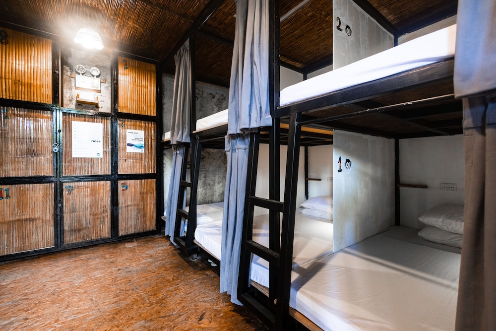 Standard 6 Bed Private Dorm photo 3