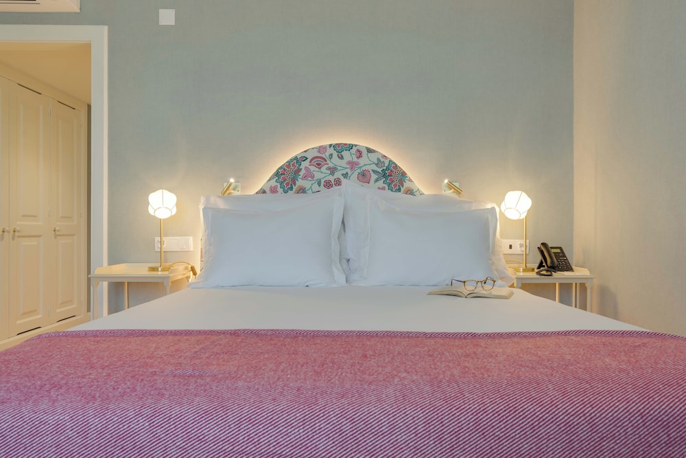 Deluxe Double Room (Partial Sea View)