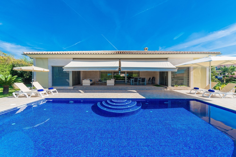 Villa photo 3