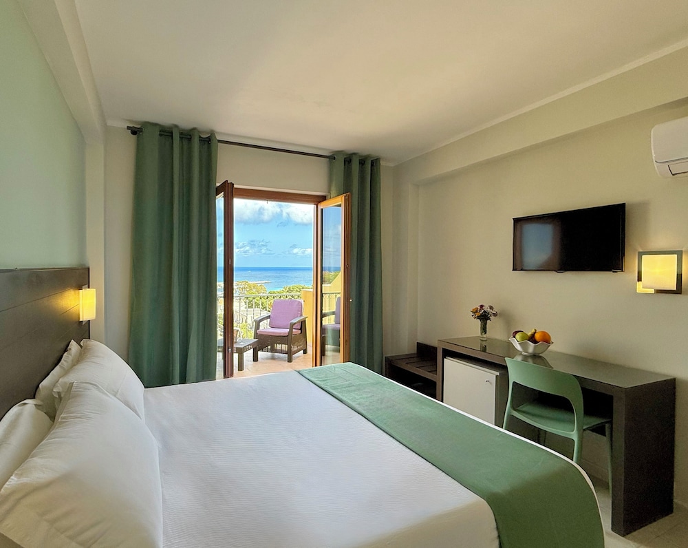 Comfort Double or Twin Room, Sea View - Photo 8