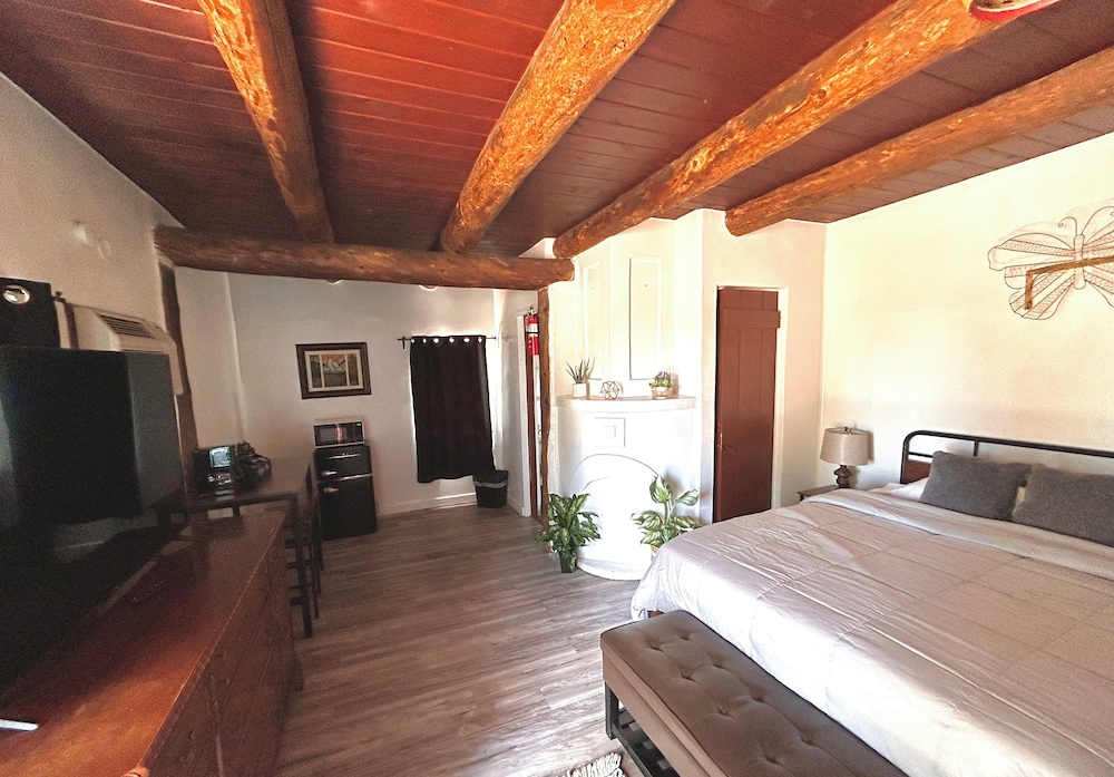 Basic Room, 1 Queen Bed photo 2