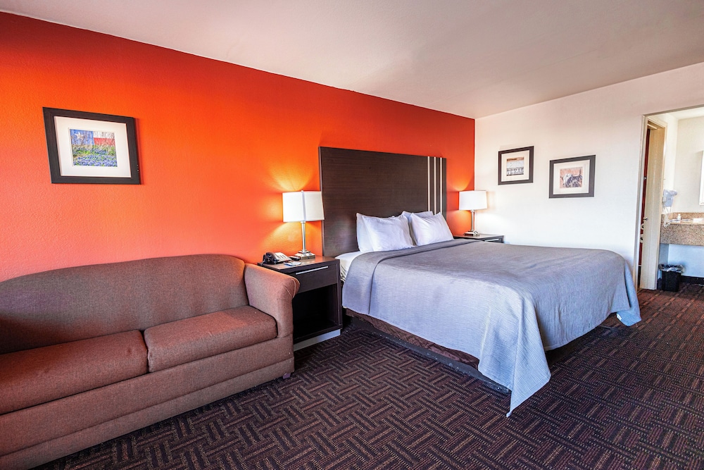 Standard Room, 1 King Bed, Non Smoking - Photo 7
