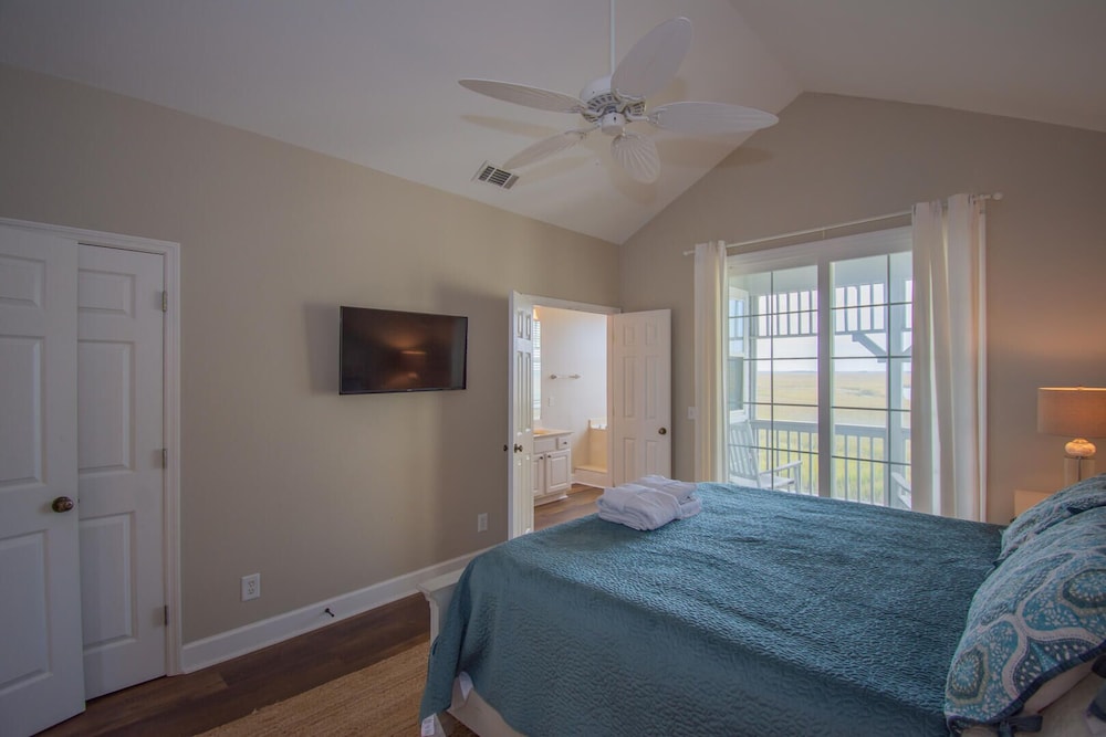 House, Multiple Beds, Balcony (15 Quarterdeck Lane) photo 2