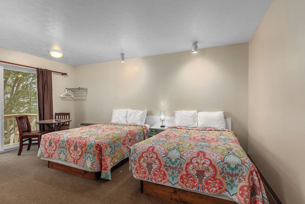 Double Room, 2 Double Beds, Patio, Lake View photo 1